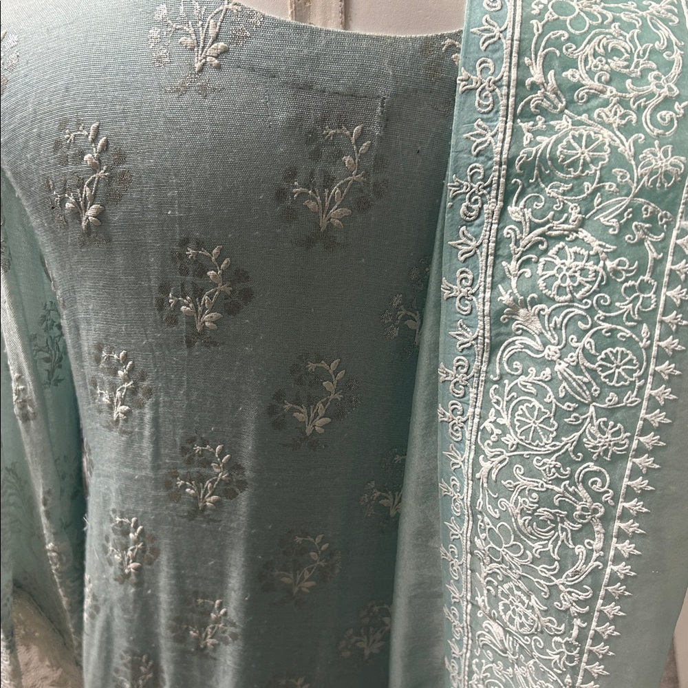 Shalwar kameez green white anarkali style with organza duppatta trousers. S - Picture 8 of 17
